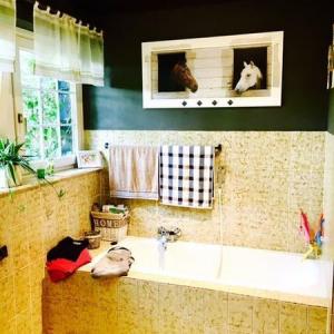 Badezimmer mit Badewanne